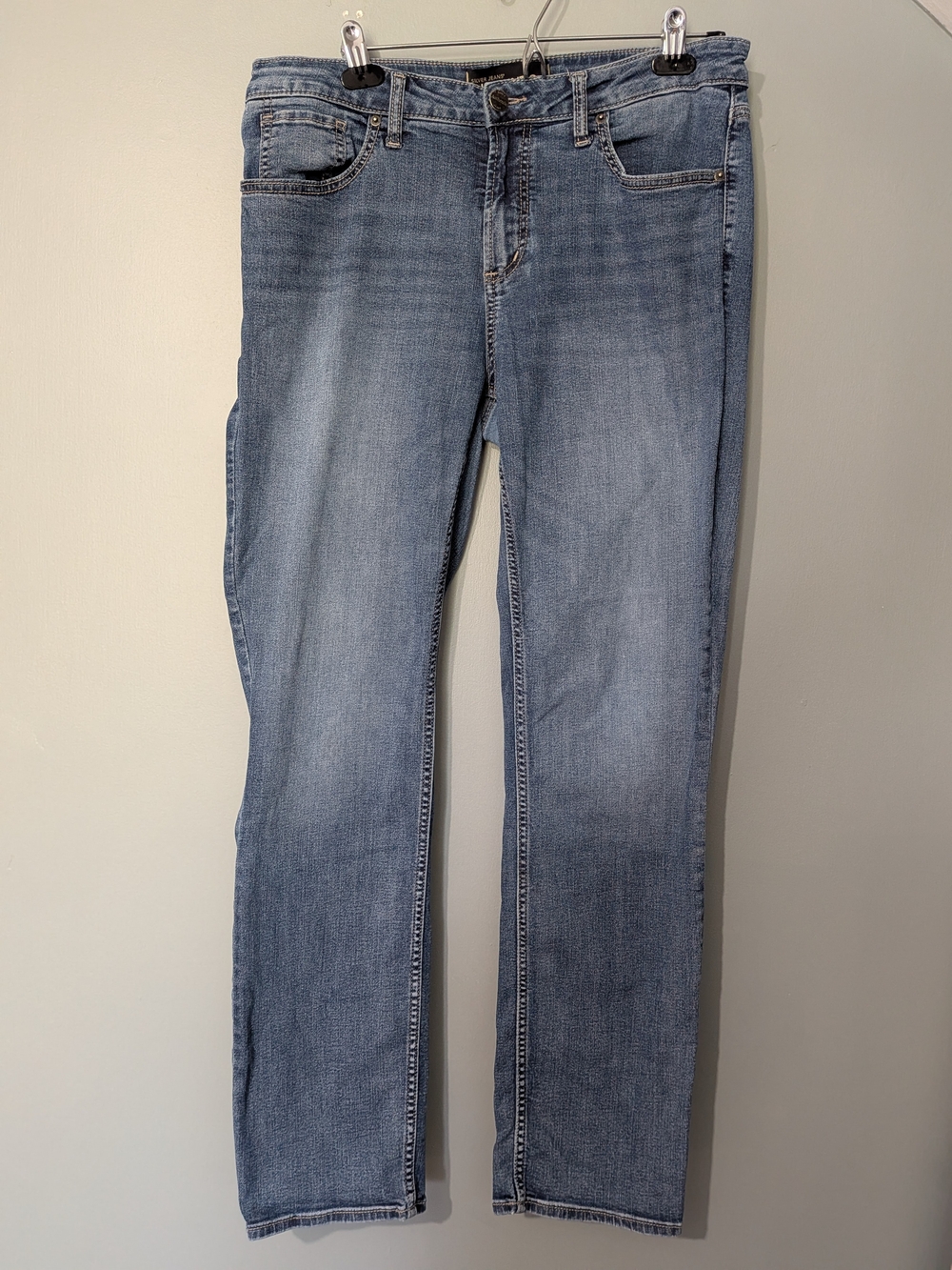 Silver Jeans Women's Mid Wash Straight Leg Jeans 90s Grunge Minimalist